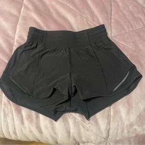 Lululemon 2.5” HR Hotty Hot Short
